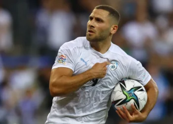 Eilmeldung: Fortuna Düsseldorf hat offiziell einen Drei-Jahres-Vertrag mit dem israelischen Stürmer Shon Weissman unterschrieben. Der Transfer ist trotz jüngster kontroverser Berichte aufgrund eines Ausschlusses erfolgt und soll einen hohen finanziellen Wert haben.