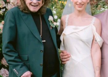 Ozzy’s daughter-in-law posted these a couple of days ago on Threads, offering a rare and heartwarming glimpse into the private life of the Prince of Darkness. Far from the wild persona that made him a rock legend, the photos capture Ozzy Osbourne as a devoted husband, father, and grandfather—relaxed, smiling, and surrounded by family. Fans were touched to see this softer side of the heavy metal icon, with many commenting on the warmth and love that radiates from the images. It’s a powerful reminder that even rock royalty finds their greatest joy at home.