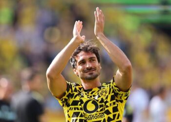 Eilmeldung: Borussia Dortmunds höchstdekorierter Spieler, Mats Hummels, der zwei Bundesliga-Titel und zwei DFB-Pokale gewann und zudem Weltmeister mit der deutschen Nationalmannschaft wurde, kündigt seinen Rücktritt an – nach einer überraschenden Einigung mit…