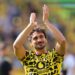 Eilmeldung: Borussia Dortmunds höchstdekorierter Spieler, Mats Hummels, der zwei Bundesliga-Titel und zwei DFB-Pokale gewann und zudem Weltmeister mit der deutschen Nationalmannschaft wurde, kündigt seinen Rücktritt an – nach einer überraschenden Einigung mit…