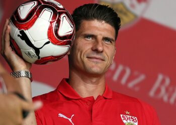 Eilmeldung: Der ehemalige Stürmer Mario Gomez hat einen Deal über 11,5 Millionen Euro mit Netflix für einen Film über den VfB Stuttgart unterschrieben. Was kommt, ist mehr als nur eine Dokumentation – es ist eine regelrechte Hommage an das legendäre Stuttgarter Imperium mit veröffentlichten Terminen, eine Ikone, die definiert hat…