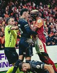 SON DAKİKA: Galatasaray forveti Victor Osimhen, BeÅŸiktaÅŸ ile oynanan 1-1’lik karşılaÅŸmada sportmenliÄŸe aykırı davranışları nedeniyle Futbol Federasyonu tarafından soruÅŸturuluyor ve cezaya çarptırılmaya hazırlanıyor. İşte nedeni…