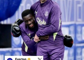 Days after Idrissa Gueye was sent off for slapping his teammate Michael Keane, Everton players arranged a boxing match between the two at training.