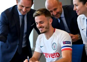 Wasted no time _ after departure of players, manager took a top signing within 24hrs as fans Praises the English coach