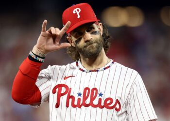 5 more years – Phillies’ Bryce Harper reportedly in talks with Philadelphia on contract extension.